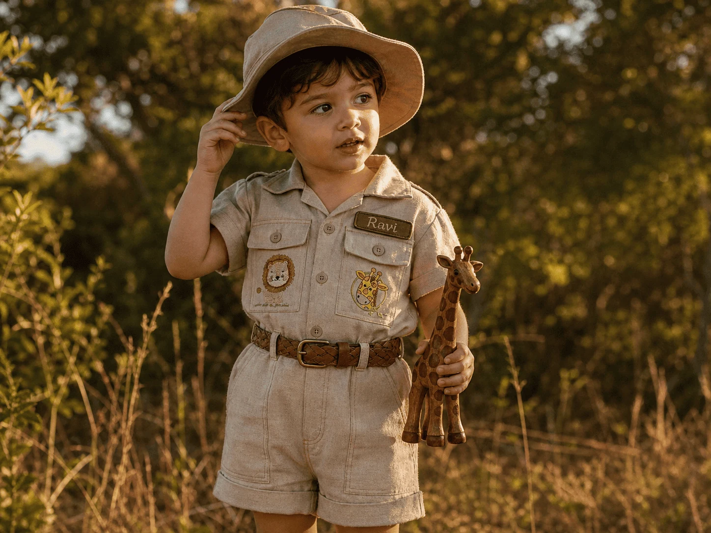 Ensaio temático outdoor · binóculo e maleta vintage · Macacão Safari na trilha · ensaio editorial fotográfico
