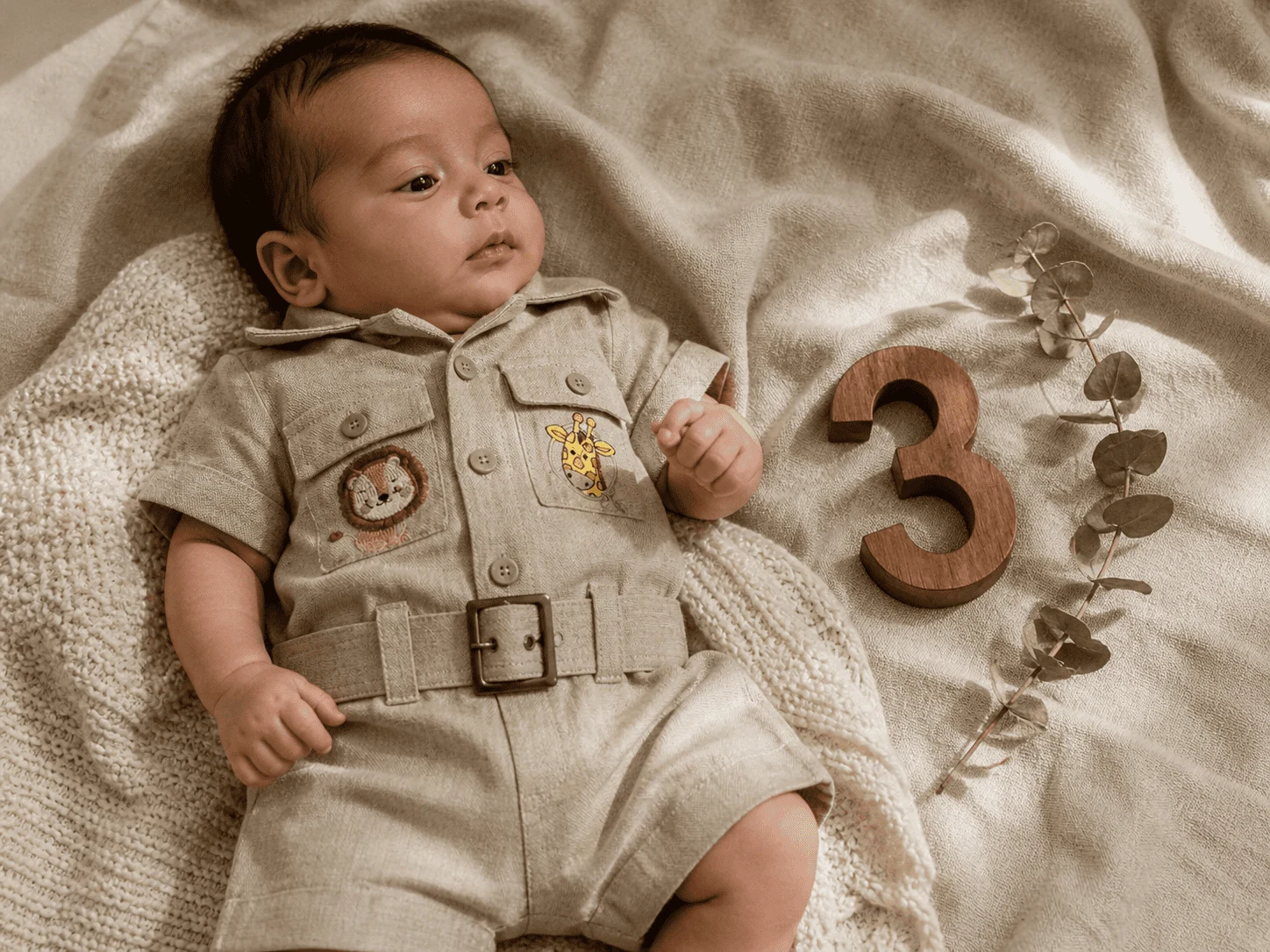 Mensário · primeiro mês · bebê com Macacão Safari · bloco cerimonial · ensaio editorial Pinterest