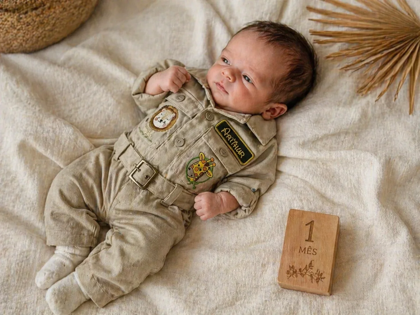 Mensário · 1 mês · bebê com Macacão Safari Costuragi · bloco cerimonial