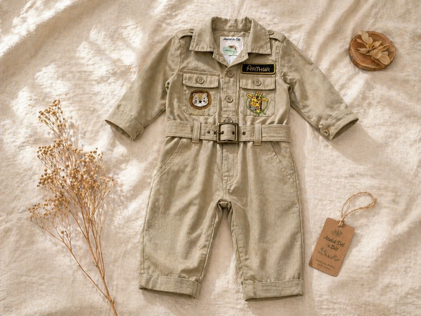 Macacão Safari Longo · estampa safari · linho-sarja · presilha de ombro · bolso bordado leão e girafa
