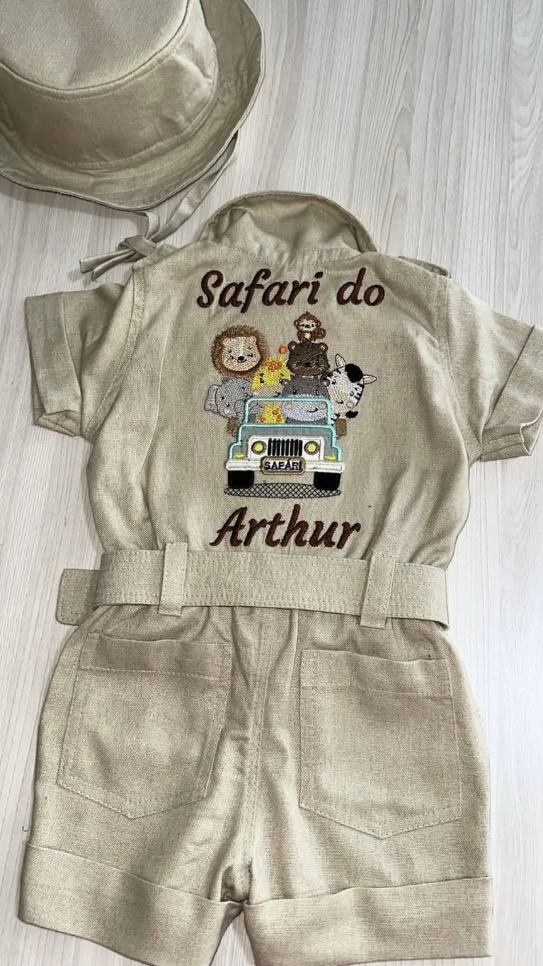 Macacão Safari visto pelas costas com bordado temático 'Safari do Arthur' — cena de safari com leão, girafa, elefante e jipe
