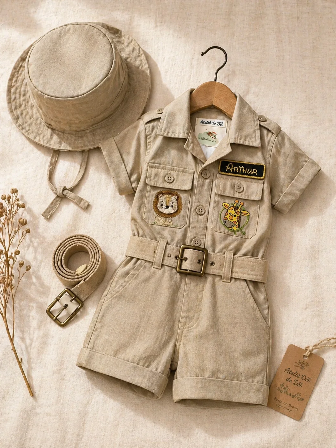 Macacão Safari Costuragi · conjunto completo (curto + chapéu + cinto) · hero vertical com cabide vintage · ateliê pronto pra entrega